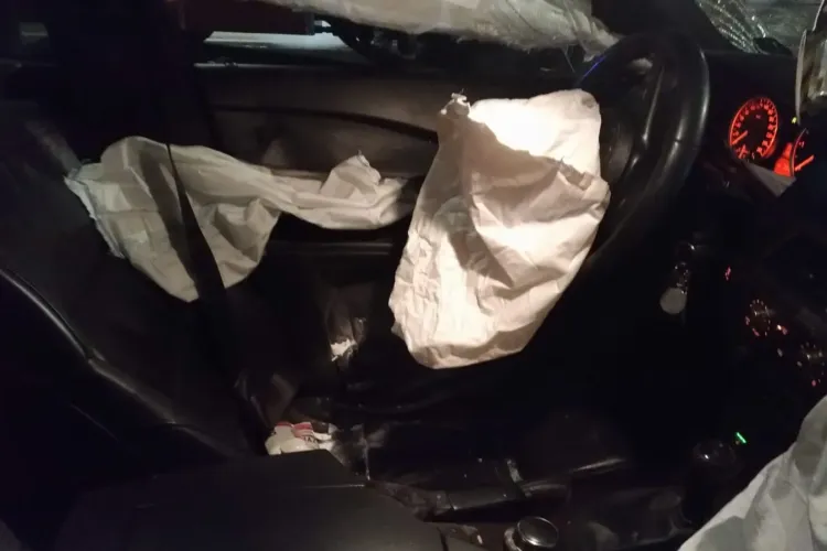 Un șofer de 18 ani a făcut prăpăd pe stradă, în Mărăști, din cauza vitezei. A lovit 3 mașini FOTO