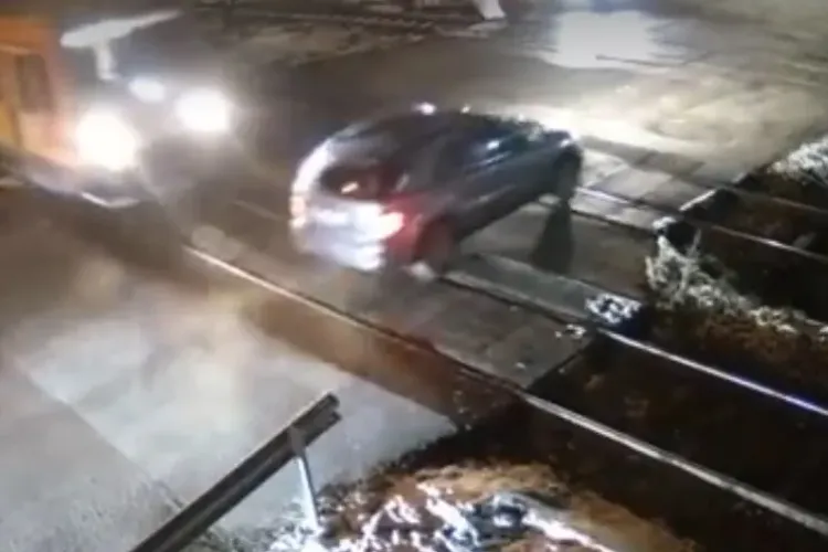 Cluj: Vorbea la telefon și putea fi spulberat de tren! A scăpat ca prin MINUNE, dar a rămas fără permis - VIDEO