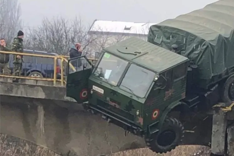 CLUJ: Camion militar la un pas să cadă de pe un pod. O persoană a fost rănită - FOTO