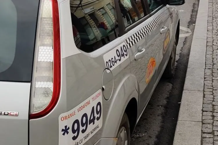  Plin de taxiuri în Piața Unirii, dar fără șofer. Sunt fie la KFC, fie la cafea! Ce-i de făcut? - FOTO