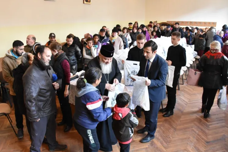 Mitropolitul Clujului, ÎPS Andrei, a oferit 600 de pachete de Crăciun celor nevoiași - VIDEO