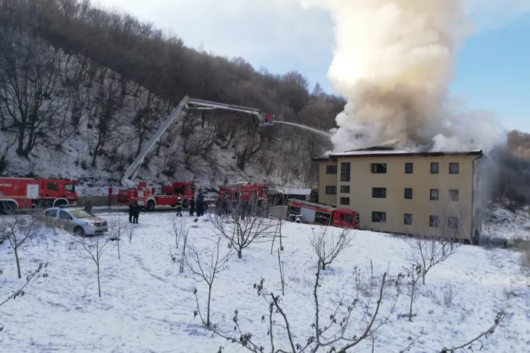 Incendiu la un bloc din Florești! Pompierii intervin la fața locului / UPDATE: Tare greu se mișcă pompierii - VIDEO
