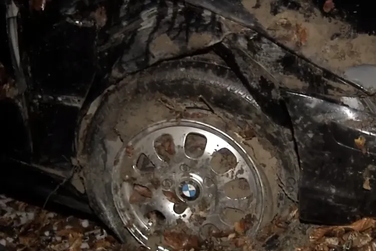 BMW cu cauciucuri de vară a plonjat până în pădurea de pe strada Sfântul Ion - VIDEO   