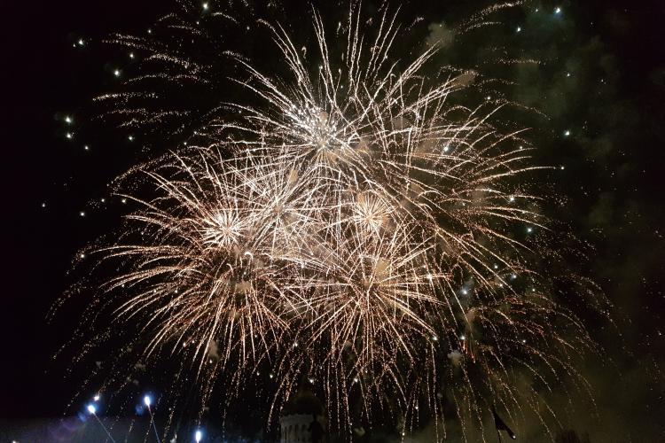 Foc de artificii superb la Cluj. Cum au reacționat cei 10.000 de clujeni - VIDEO