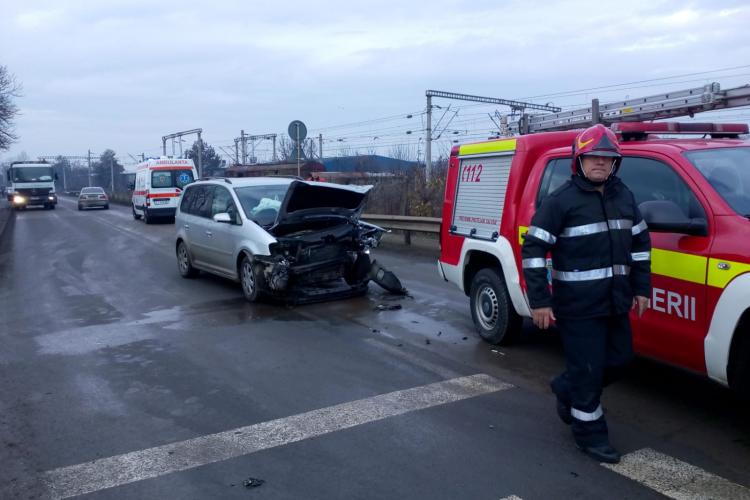 Accident cu victime în Someșeni. Un șofer a intrat cu mașina în gard FOTO