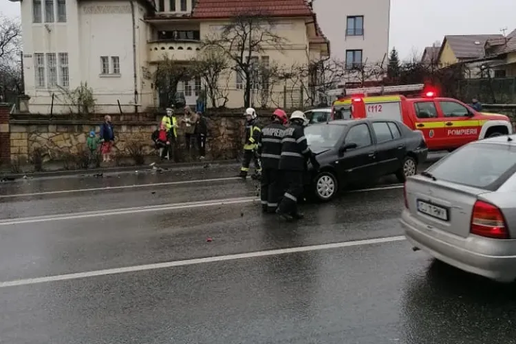 Accident între două mașini pe Calea Turzii FOTO