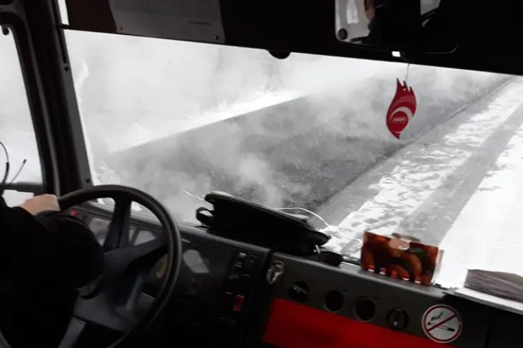 Consiliul Județean Cluj asfaltează pe zăpadă, pe DJ109A, Vultureni - Panticeu - FOTO