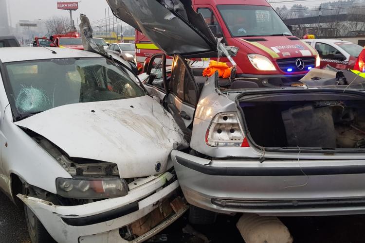 Autospecială de pompieri, lovită de un șofer înainte de accidentul de la Vivo - Florești. Pompierii au cărat în spate echipamentele VITALE 