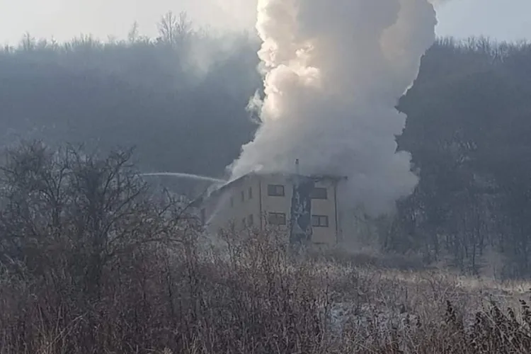 Pompierii clujeni răspund criticilor privind intervenția de la incendiul din Florești  