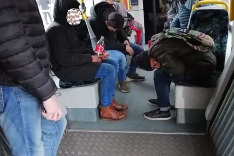 Tineri drogați în tramvaiul 102, ziua în amiaza mare! Clujenii cer mai multă poliție în mijloacele de transport în comun - FOTO