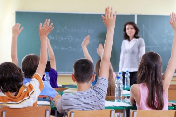 Cum propune Academia Română reformarea învățământului românesc, dar nu este de acord cu reducerea teoriei în favoarea practicii