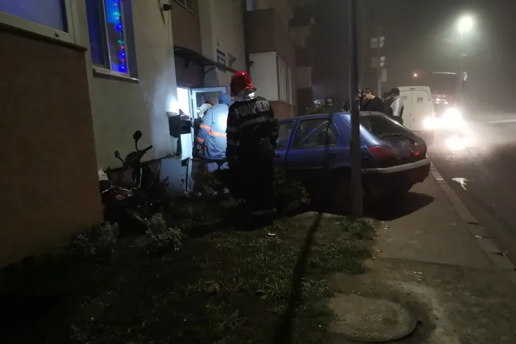 Accident în Florești, pe strada Cetății! A intrat cu mașina în scara blocului - FOTO
