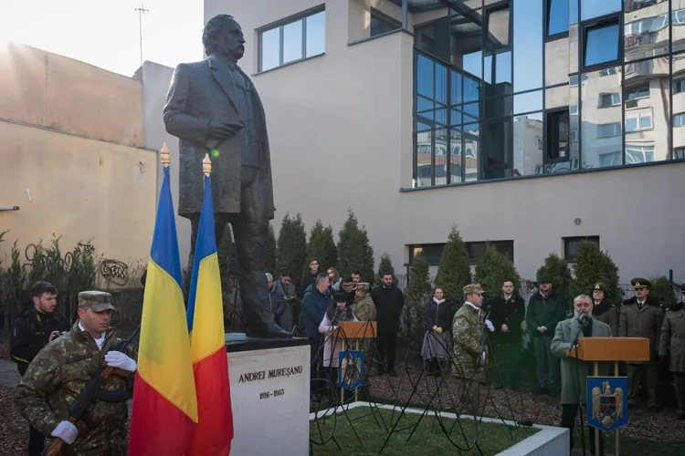Statuia poetului Andrei Mureșanu, amplasată la intrare în cartierul cu același nume - FOTO