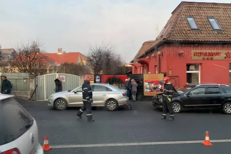 Accident cu două mașini pe Calea Turzii! O persoană a fost rănită FOTO