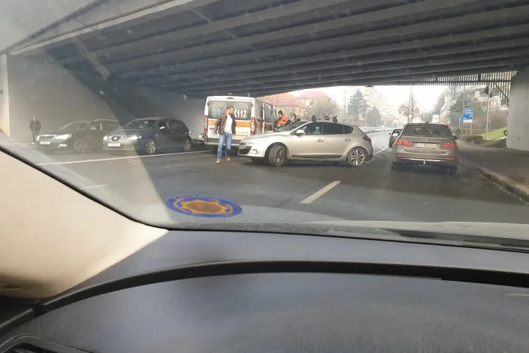 Ambulanță lovită pe Calea Florești, sub Podul N. Sâmbătă a fost lovită mașina de pompieri, duminică o ambulanță - FOTO și VIDEO   