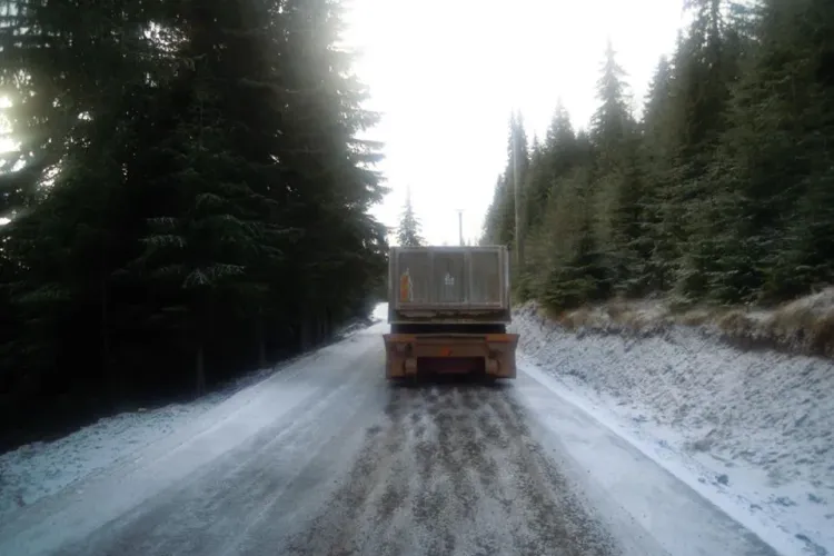 ATENȚIE, șoferi! Autoritățile anunță că este polei pe mai multe drumuri din Cluj