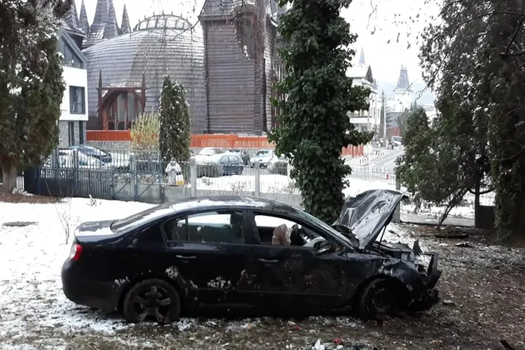 Accident în toiul nopții în Grigorescu! Un șofer a ajuns cu mașina în curtea clădirii Radio Cluj apoi a fugit FOTO