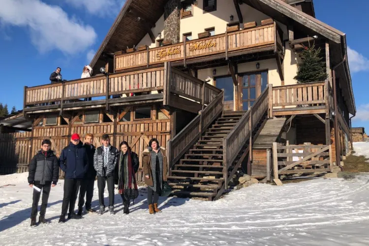 Elevii de la o școală din Cluj-Napoca predau ore de engleză în școala din Mărișel