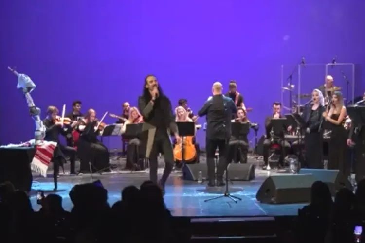 Concert caritabil dirijat de un robot la Cluj VIDEO