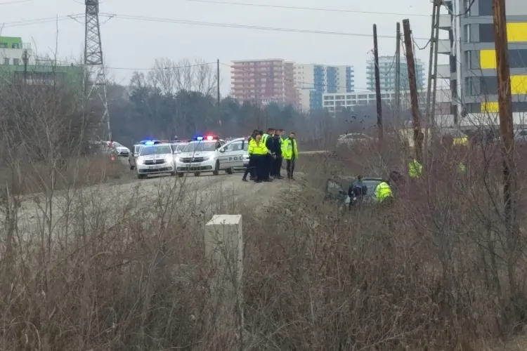 Urmărire ca în filme, cu focuri de armă, la Cluj! Un șofer a avariat mai multe autospeciale de Poliție și a zburat cu mașina în șanț - VIDEO / FOTO