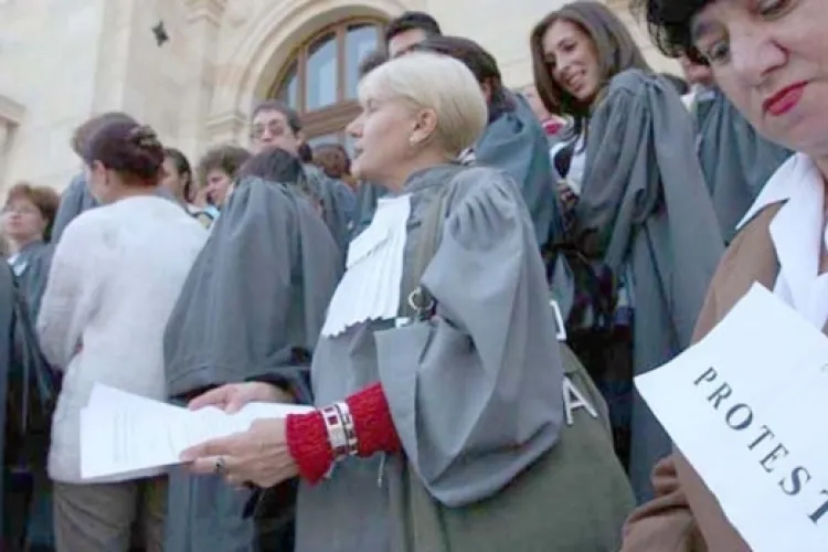 Grefierii fac și ei grevă pentru că se taie pensiile speciale