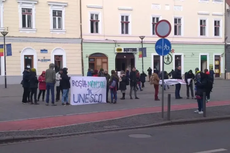Protest pentru Roșia Montană la Cluj, în fața sediului PNL - FOTO
