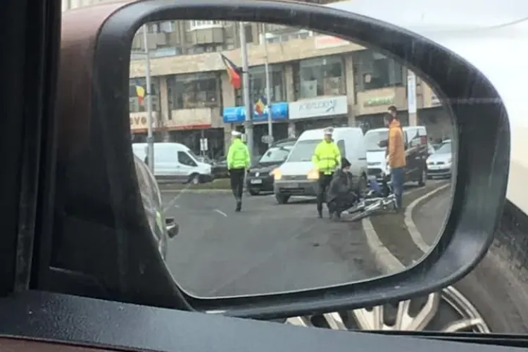 Biciclist lovit de mașină în sensul giratoriu, în Mărăști FOTO