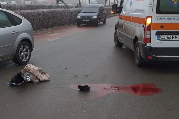 CLUJ: Neatenția ucide! O femeie a fost SPULBERATĂ de mașină în timp ce traversa strada neregulamentar FOTO