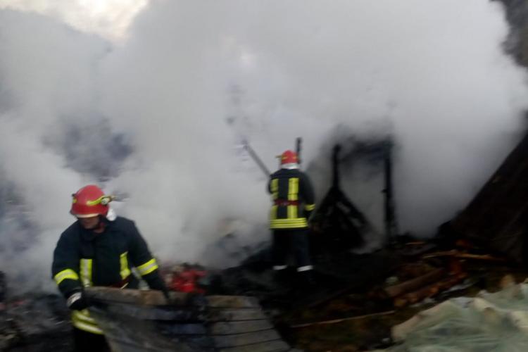 CLUJ: Incendiu la o pensiune! Pompierii s-au chinuit o ora pentru a stinge flăcările FOTO /VIDEO