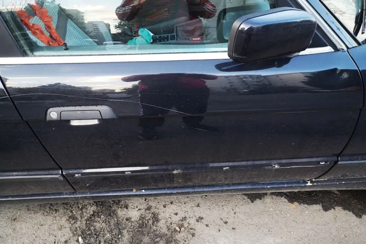 Șapte mașini zgâriate cu cuiul sau cheia pe o stradă din Cluj-Napoca - FOTO