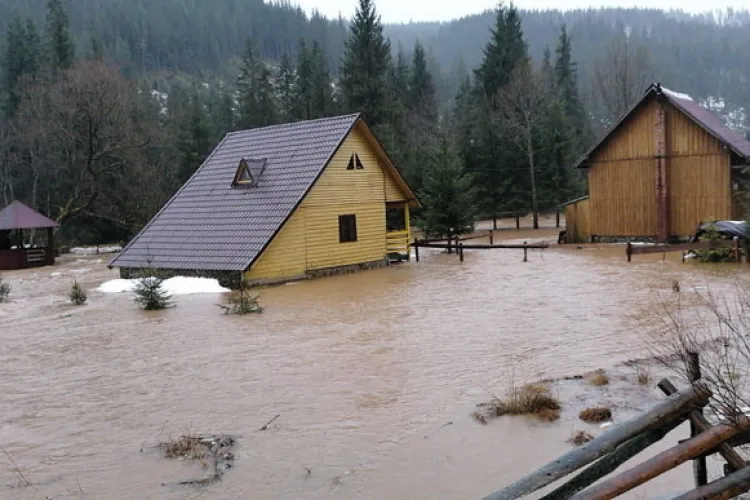 Inundații la Beliș. Case de vacanță au fost afectate de gheața formată pe râu - FOTO   