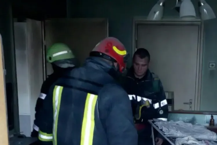 Incendiu în Gheorgheni: Un tânăr a fost la un pas de a arde de viu, după ce a adormit cu țigara în mână. Casa îi era în flăcări FOTO