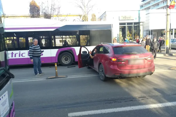 A intrat într-un autobuz electric lângă Iulius Mall Cluj - FOTO