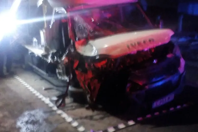 CLUJ: Accident intre o autoutilitară și un excavator în toiul nopții FOTO