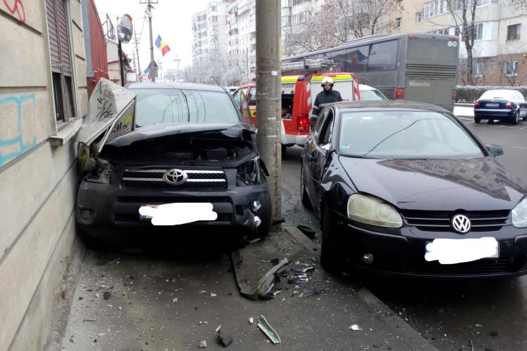 Accident pe strada București! Mașină strivită între stâlp și clădire - FOTO