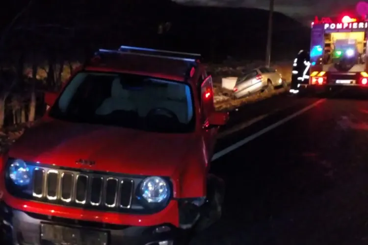 Accident între Gilău și Căpușu Mare! O mașină e în afara carosabilului - FOTO