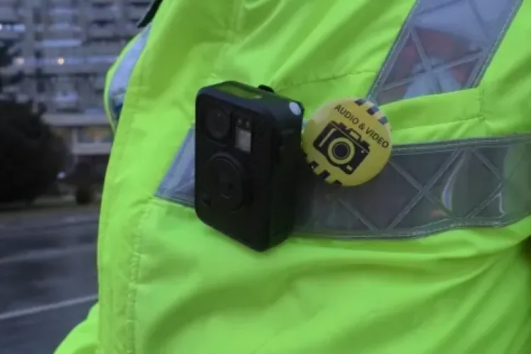 Cluj: Polițiștii vă filmează cu camere montate pe uniformă