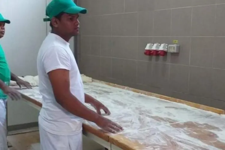 Brutarii sri-lankezi angajați în Harghita, MUTAȚI de patroni într-o altă secție a fabricii: Localnicii nu vor ca ei să atingă pâinea