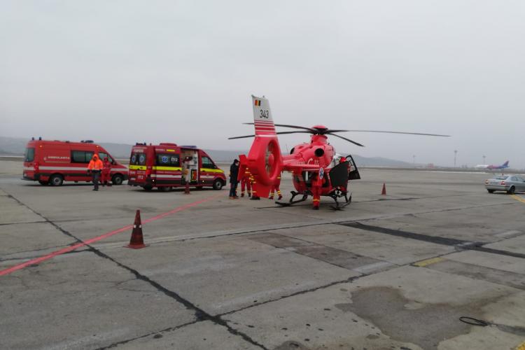 Aterizare de urgență a unui elicopter SMURD pe Aeroportul Cluj. Au avut probleme tehnice după ce au transportat un pacient FOTO/VIDEO