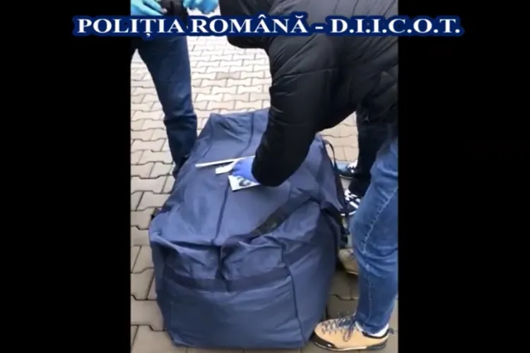 Cum se aduc droguri în România cu microbuzul! Polițiștii au găsit 17 kilograme de marijuana în urma unui flagrant VIDEO