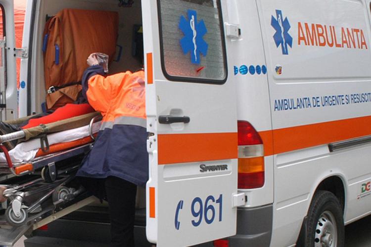 Bărbat căzut pe trotuar într-o stație de autobuz din Florești. A ajuns la spital cu ambulanța
