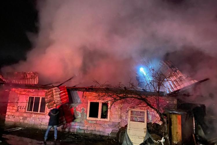 O casă a luat foc în Sânnicoară. A luat foc și un depozit - VIDEO