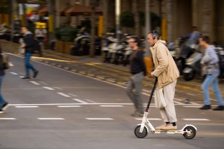 Dezbatere publică pentru reglementarea circulației trotinetelor electrice. Care sunt propunerile MAI