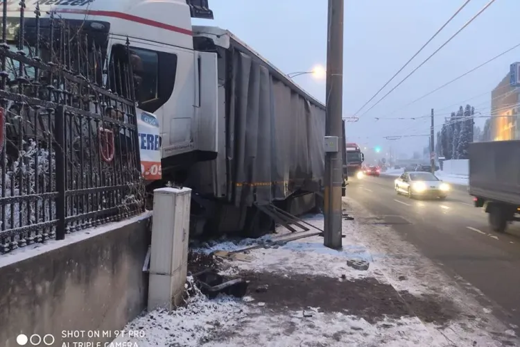 Accident pe Bulevardul Muncii. Un TIR a ajuns în gardul Universității Tehnice FOTO
