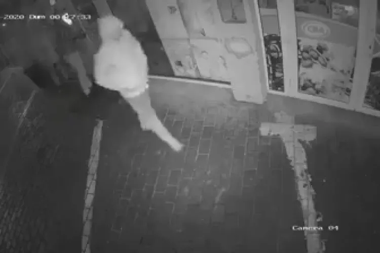 Spargere la un magazin din Gilău! S-a furat aparatul de încasat facturi - Cine îi recunoaște? - VIDEO