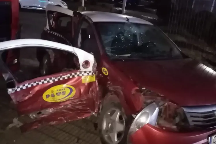 Accident cu trei victime la ieșire din Gilău! Un șofer a izbit în plin un taxi FOTO