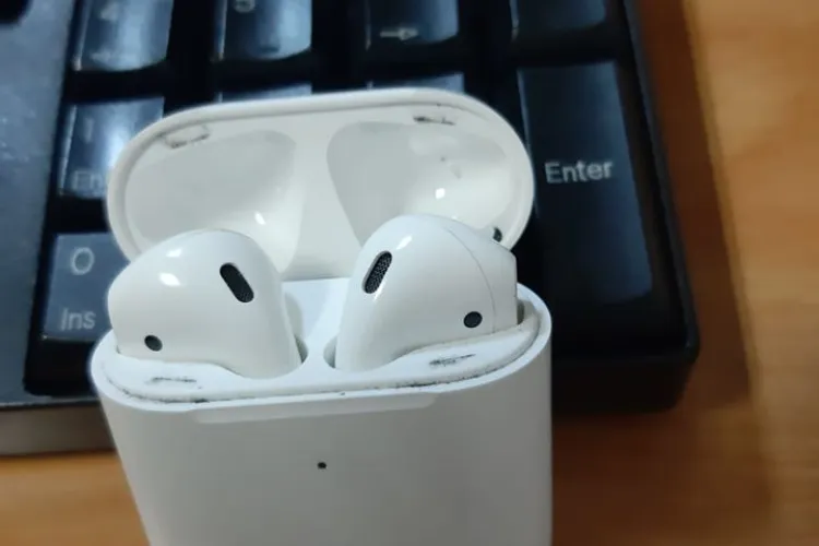 Dacă nu la Cluj, atunci unde! A dus la Poliție o pereche de căști wireless găsite pe stradă - FELICITĂRI!