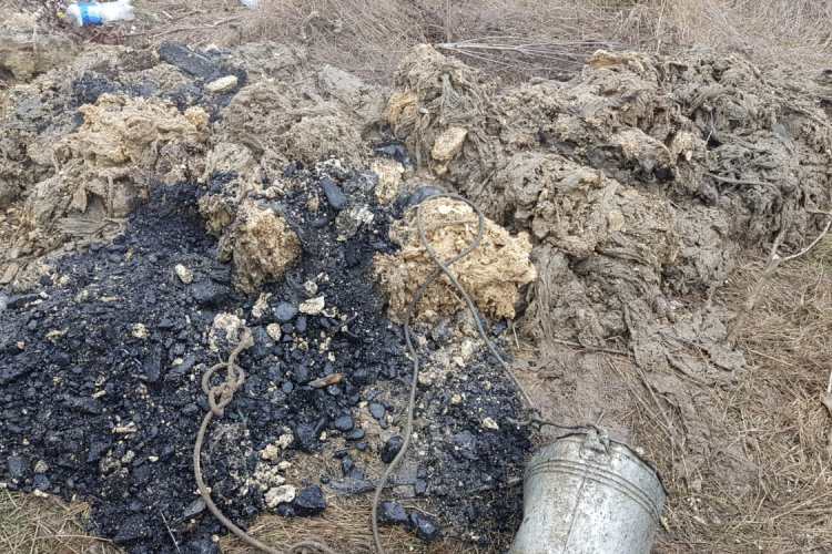 Zeci de kilograme de șervețele umede scoase din canalizarea din Florești - FOTO