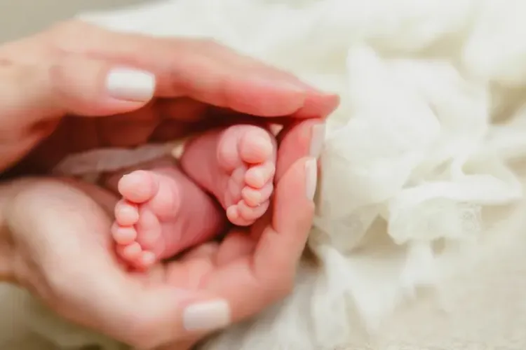 Un bebeluş are noul virus gripal, luat înainte de naştere de la mamă