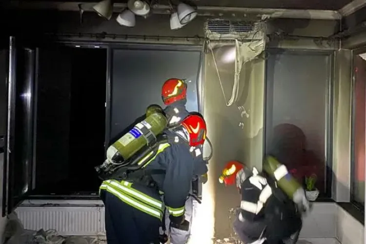 Incendiu in Dezmir. Le-a luat foc masa din bucătărie și au fugit din casă - FOTO